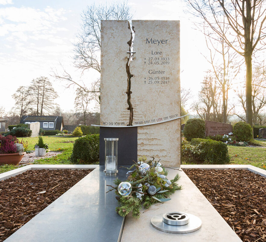 Moderner Grabstein geschlitzt - aus Kalkstein mit Kreuz