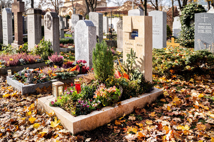 Einzelgrabstätte Grabgestaltung Kalkstein Einfassung Grabschmuck Herbst Grablicht