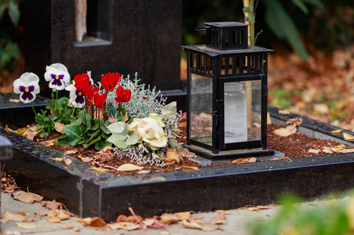 Grabanlage Urnengrabstein Grabeinfassung Granit Grabgestaltung Winter Allerheiligen