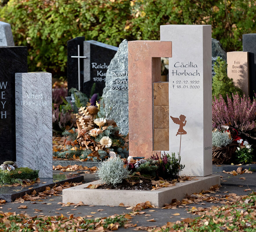 Moderner Grabstein mit rotem Travertin und hellem Kalkstein & Holzwürfel