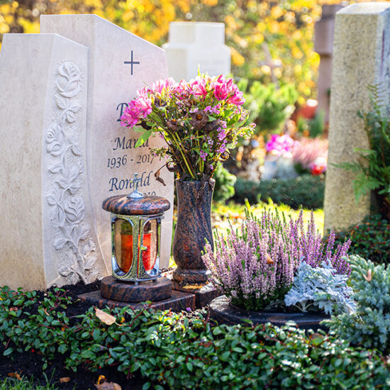 München Neuer Südfriedhof Urnengrabstein mit Blumen Ornament Familie Pils