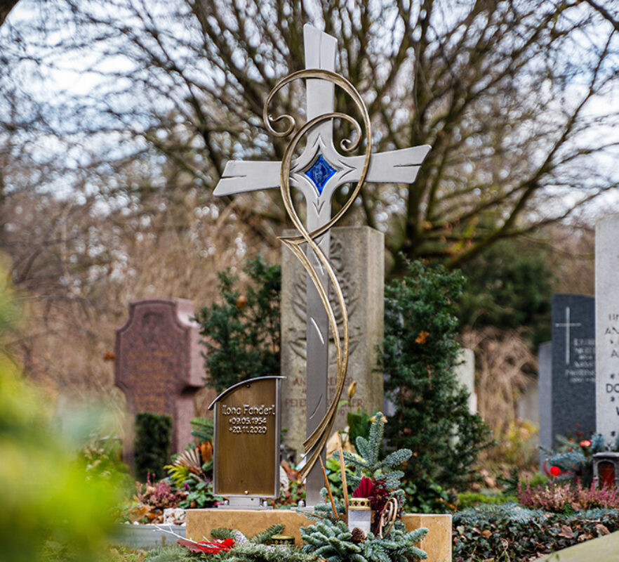 Einzelgrab mit edlem Grabkreuz aus Edelstahl und Bronze