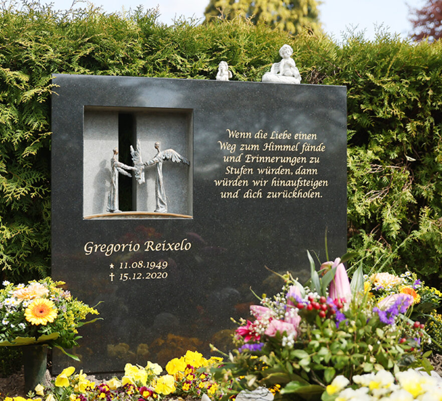 Polierter Doppelgrabstein, modernes Design, aus schwarzem Granit mit Öffnung und Engelfiguren aus Bronze