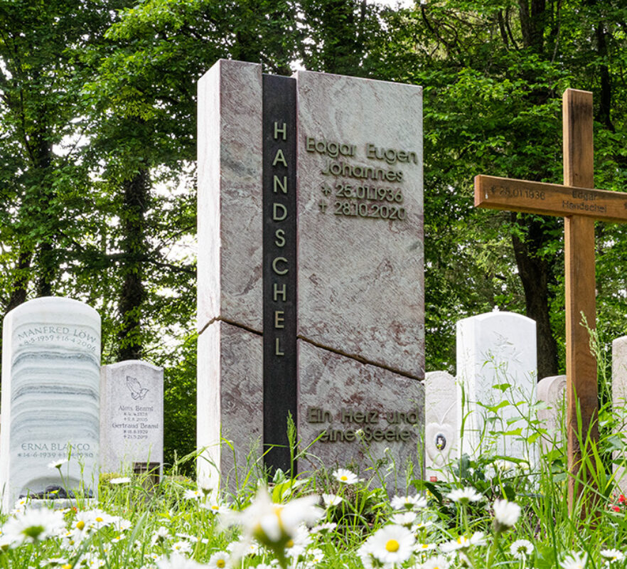 Moderner Grabstein aus rotem Marmor mit schwarzem Granitband 