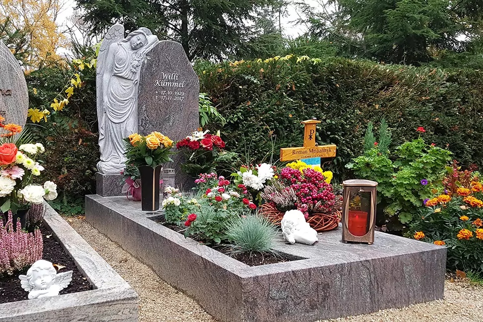 Grabengel für eine Einzelgrabanlage aus Granit - Grabumfassung & florale Grabgestaltung - Friedhof Hattersheim / Frankfurt
