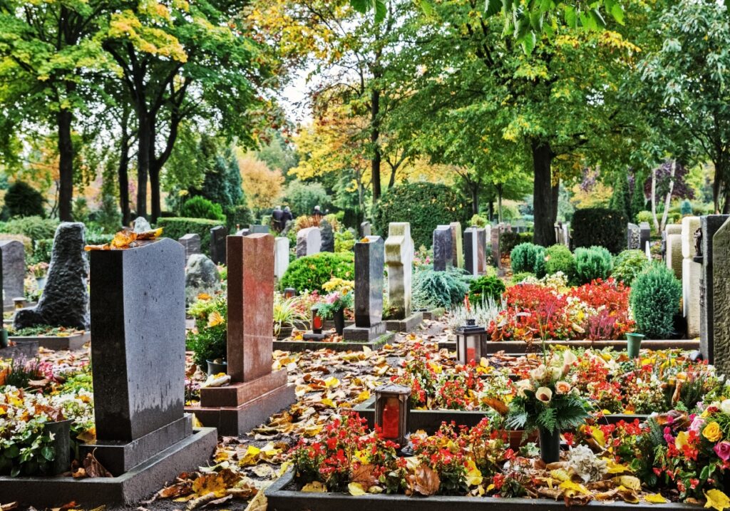 Herbstliche Dekoration auf den Gräbern zu Allerheiligen und Allerseelen.