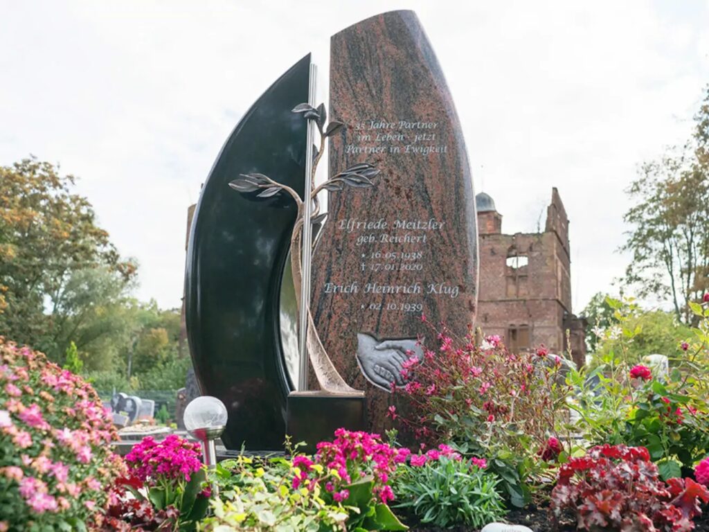 Doppelgrabanlage mit Abdeckplatte aus Granit - mehrteiliger Grabstein mit Grabeinfassung / Nörvenich Neuer Friedhof